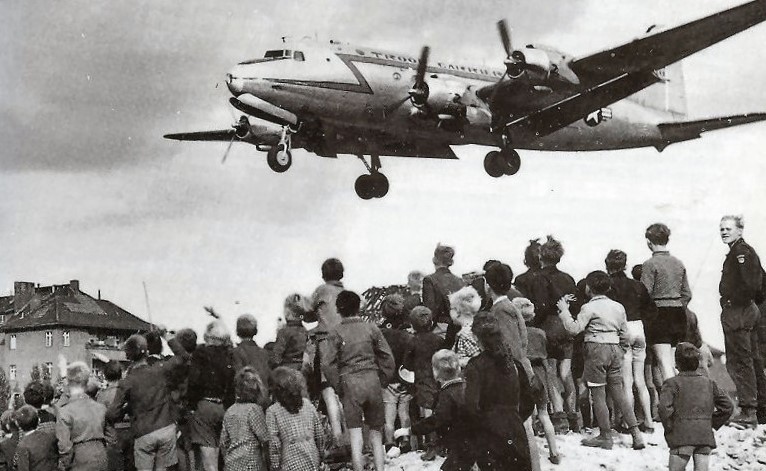 C-54D スカイマスター 空の架け橋 75th Anniversary | 株式会社 ハセガワ